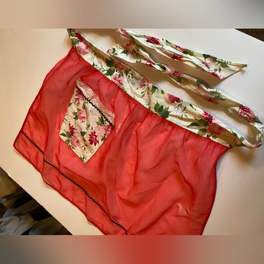 Vintage Red Black and Floral Print Waist Tie Apron With Pocket